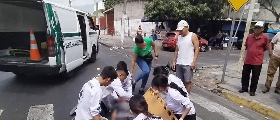 Hombre es atropellado al intentar cruzar la calle en colonia Zacamil, San Salvador
