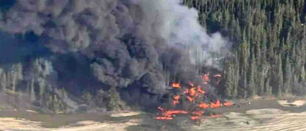 Avión se estrella y se incendia con personas a bordo en Alaska