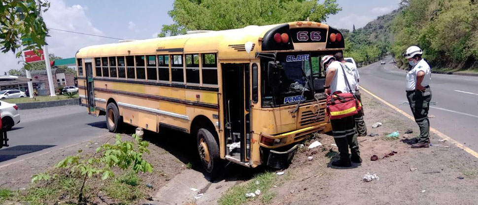 Autobús del transporte colectivo se accidenta en Cojutepeque