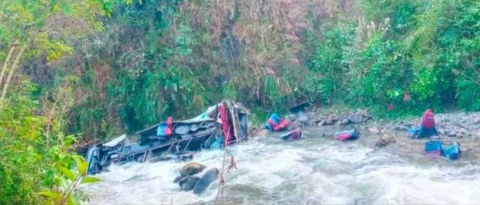 Al menos 25 muertos y 15 heridos al caer autobús a un abismo en Perú