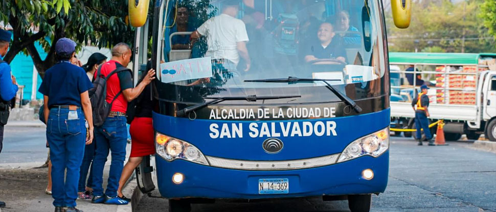 8 unidades de transporte gratuitos están a disposición para los salvadoreños que transitan centro S.S
