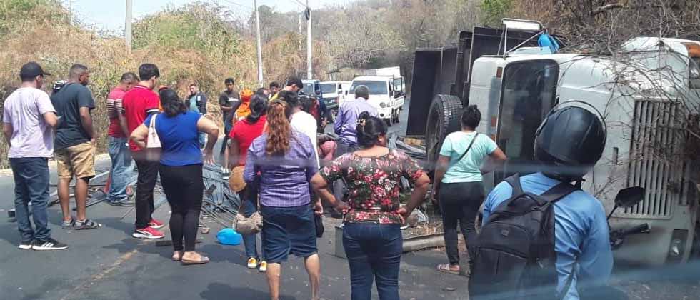 Conductor pierde la vida tras volcar en carretera a San Vicente