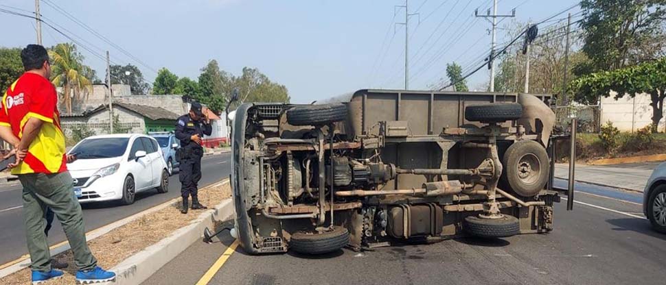 Conductor de camión vuelca en carretera Panamericana