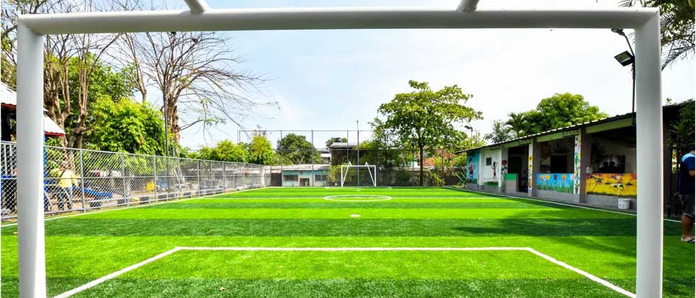 MOP entrega segunda de 100 canchas de fútbol intervenidas en los 14 departamentos del país