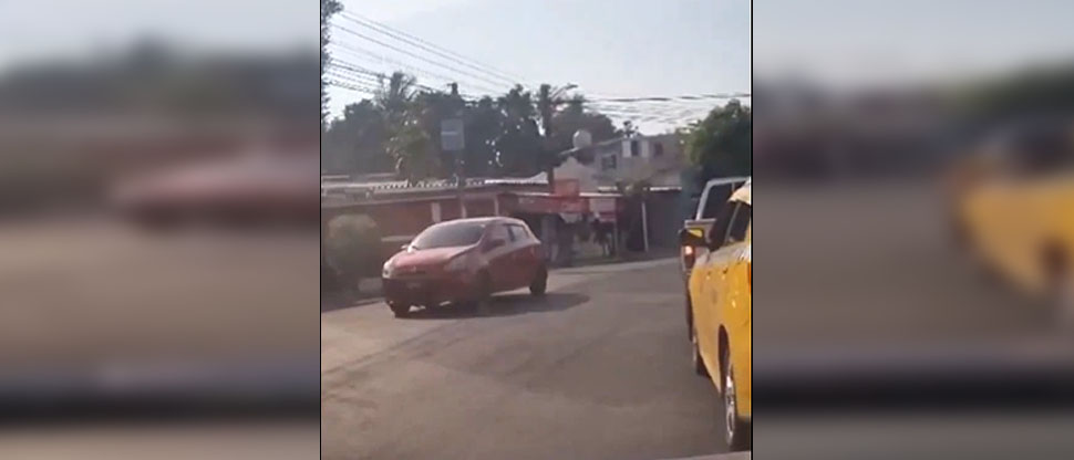Conductor pudo ocasionar un accidente al circular en retroceso y en sentido contrario