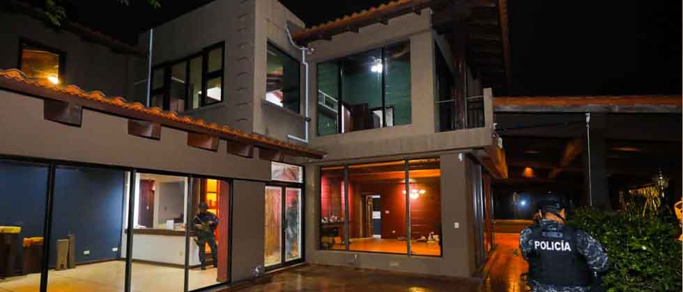 Hija del prófugo Alfredo Cristiani está triste «por la pérdida de su hogar»