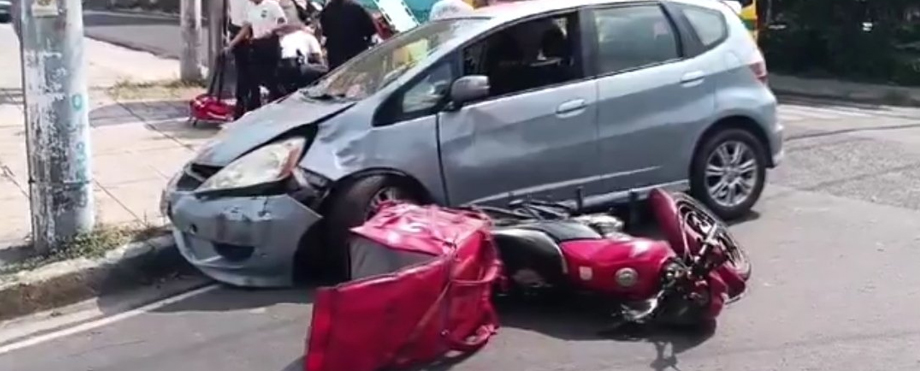 Motociclista resulta lesionado tras fuerte accidente en San Salvador