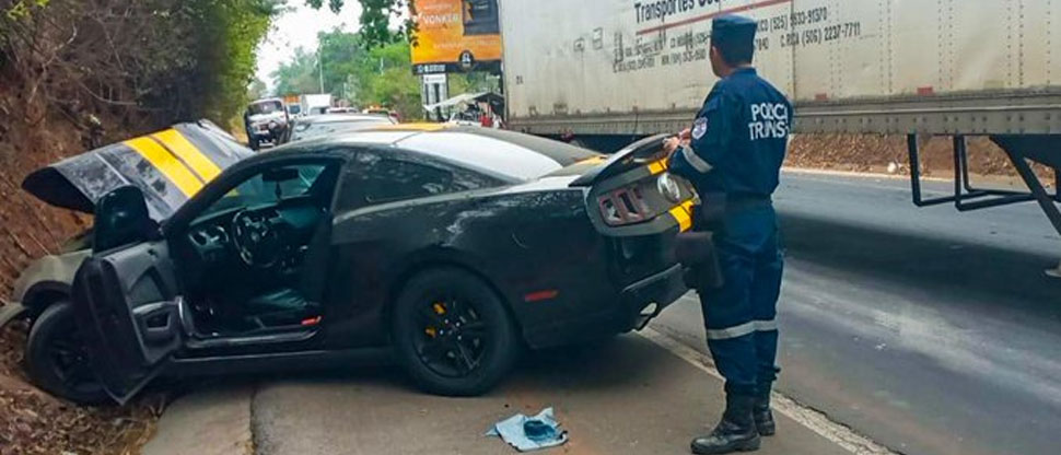 Carro deportivo protagoniza aparatoso choque en la carretera Troncal del Norte