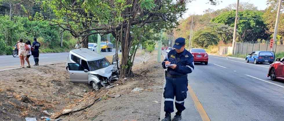 Fallece conductor en autopista a Comalapa cuando se dirigía a trabajar