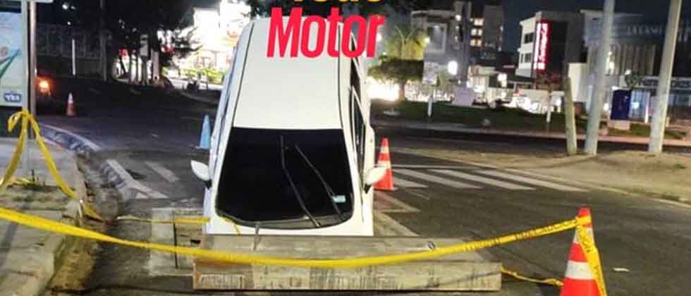 Conductor termina en una bóveda por manejar distraído