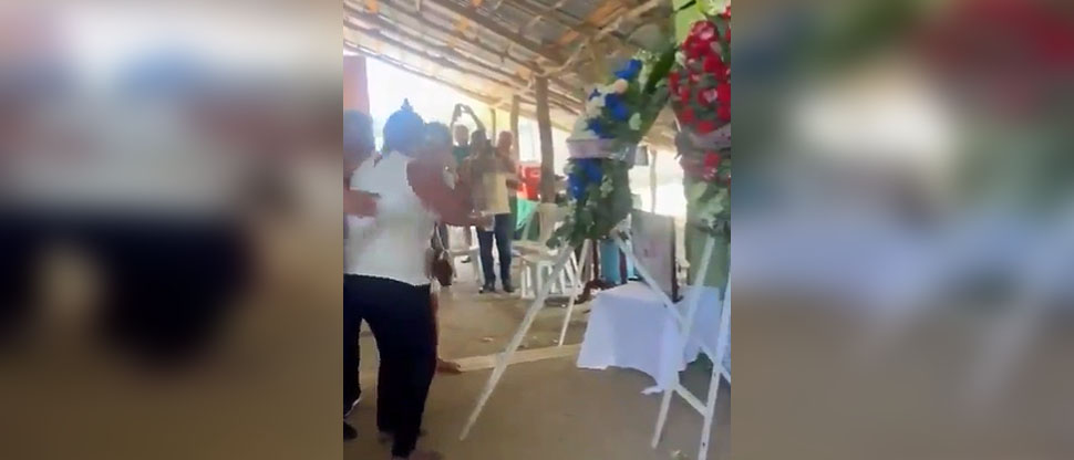 Corona fúnebre se mueve sola y familiares de la fallecida aseguran que fue una «manifestación»