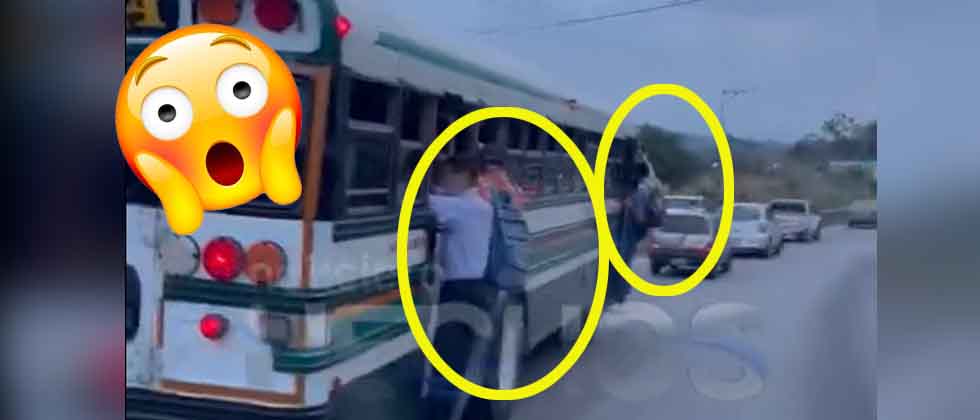 Denuncian a busero de la ruta 102-A por llevar a pasajeros afuera de la unidad