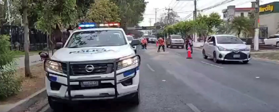 Motociclista resulta lesionado tras resbalar en aceite derramado frente a la UES