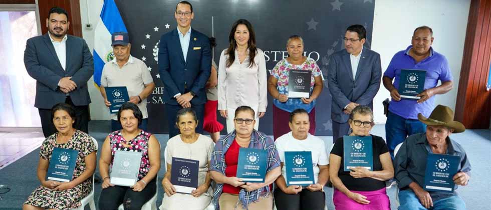 Entregan escrituras de propiedad a familias de la lotificación San Antonio Caminos, San Vicente