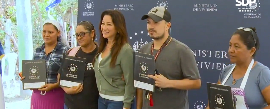 Ministra de Vivienda entrega escrituras de propiedad a familias de Apopa
