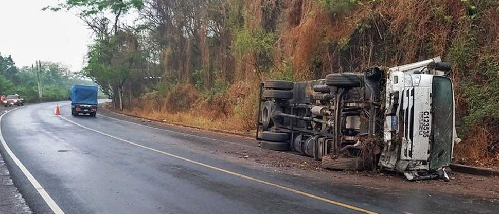Reportan conductor fallecido tras vuelco de camión en Ahuachapán