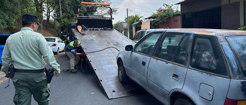 Retiran vehículos abandonados en la vía pública