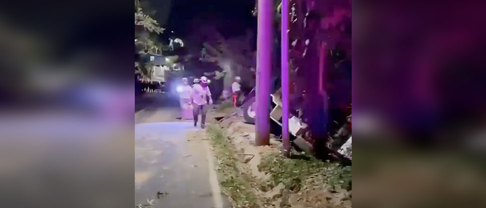 Conductor de grúa pierde el control y cae a un barranco en Santiago Texacuangos