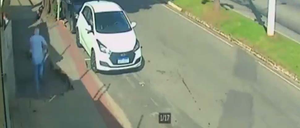 Hombre es tragado por una cárcava