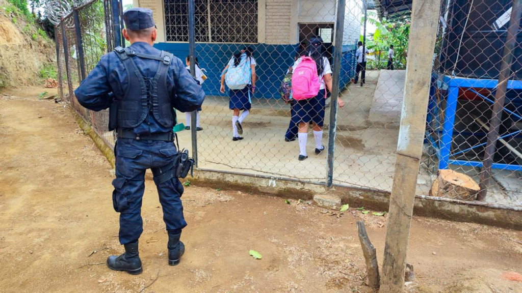 Hoy como cada día, PNC garantiza la seguridad en Centros Escolares de ...