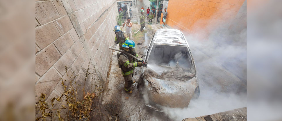 Conductor pasa momentos de angustia al ver su vehículo consumido por el fuego