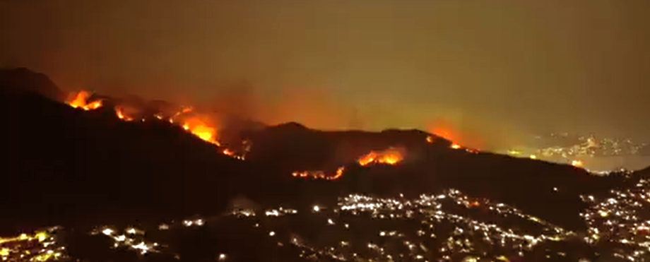 Voraz incendio forestal consume parque nacional en Acapulco, México