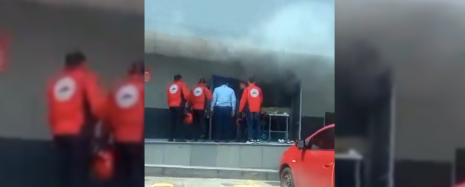 Se incendia popular pizzería de San Salvador