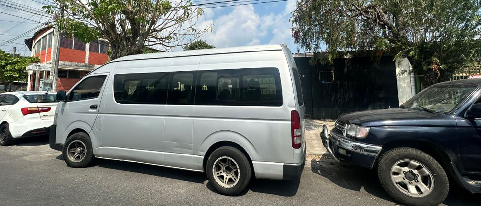 Multan a conductor de microbús por estacionarse frente a una cochera