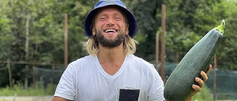 Condenan a influencer vegano por dejar morir de hambre a su bebé recién nacido
