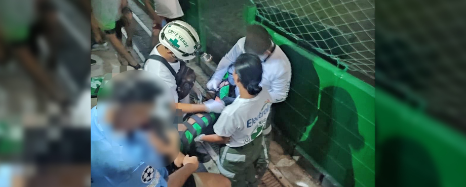 Atienden a joven que se fracturó la pierna en un partido de fútbol; acababa de entrar de cambio