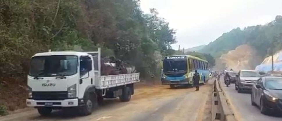 Habilitan paso vehicular en carretera Los Chorros tras vuelco de camión