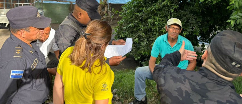 Policías y personal del MOP detienen construcciones en Lago de Coatepeque
