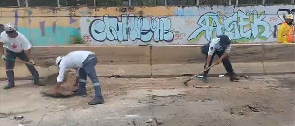 Realizan acciones de limpieza tras accidente de rastra