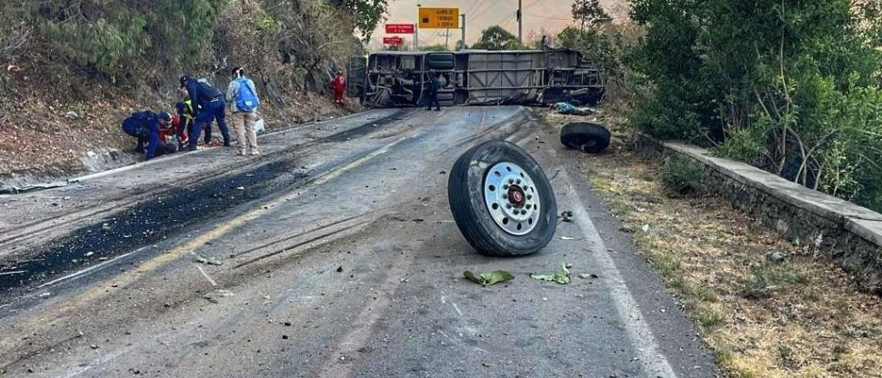 14 muertos y más de 30 heridos tras volcar autobús en México