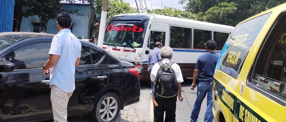Choque entre vehículo y microbús deja dos lesionados en San Salvador