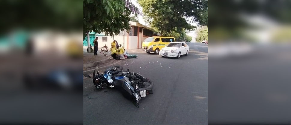 Motociclista termina en el hospital tras chocar contra vehículo en San Salvador