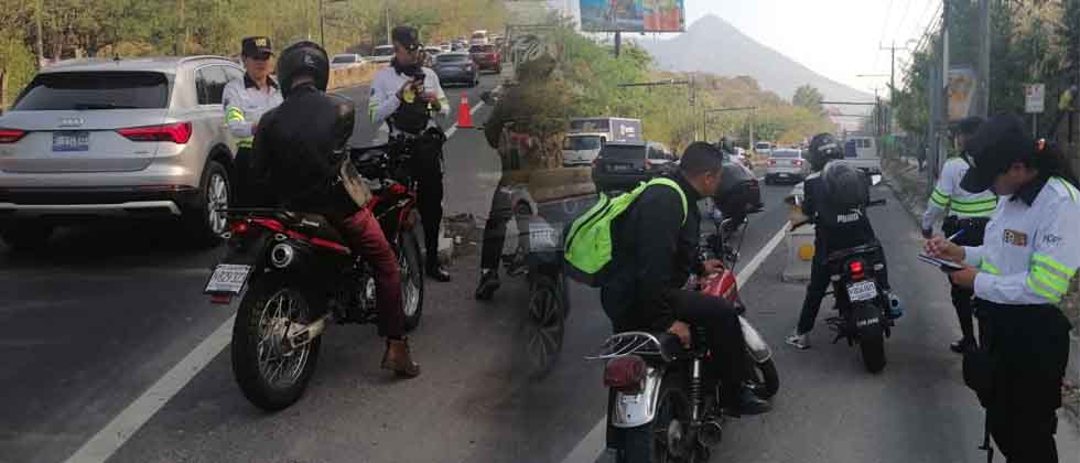 Castigan a motociclistas por inventar el tercer carril y manejar sin licencia