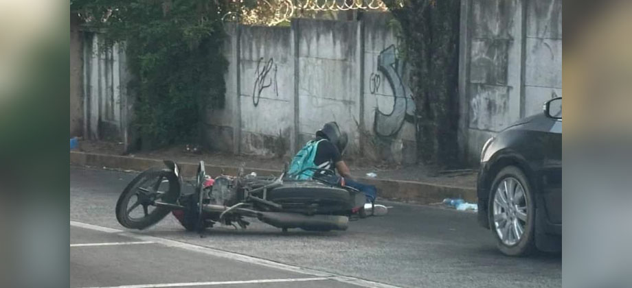 Motociclista lesionado al intentar sobrepasar vehículos en carretera a Comalapa