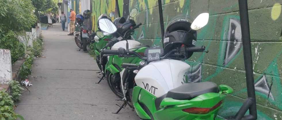 Multan a tres gestores de tránsito por estacionarse en la acera