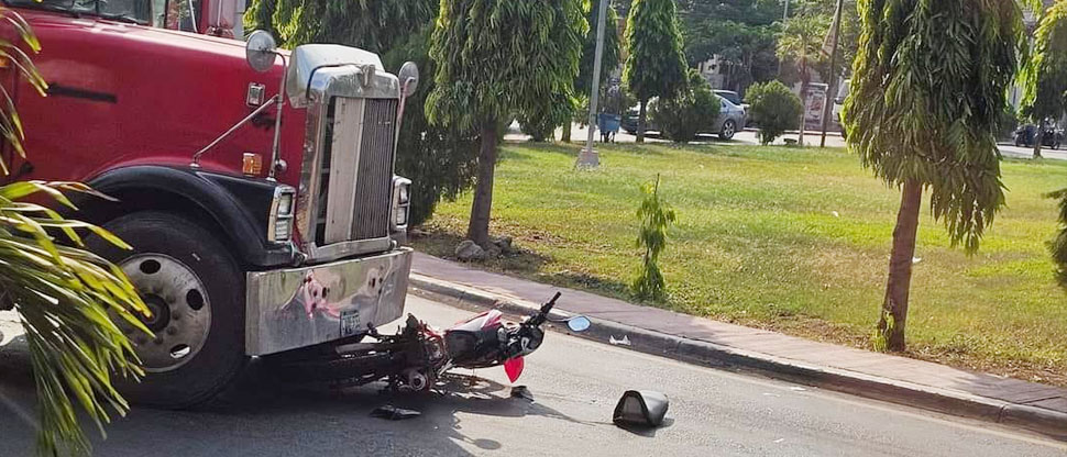 Motocicleta queda debajo de un tráiler tras accidente en San Miguel