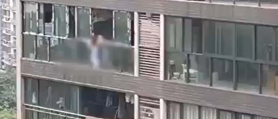 Mujer lanza a su hija de 3 años de nacida desde el piso 22 de un edificio