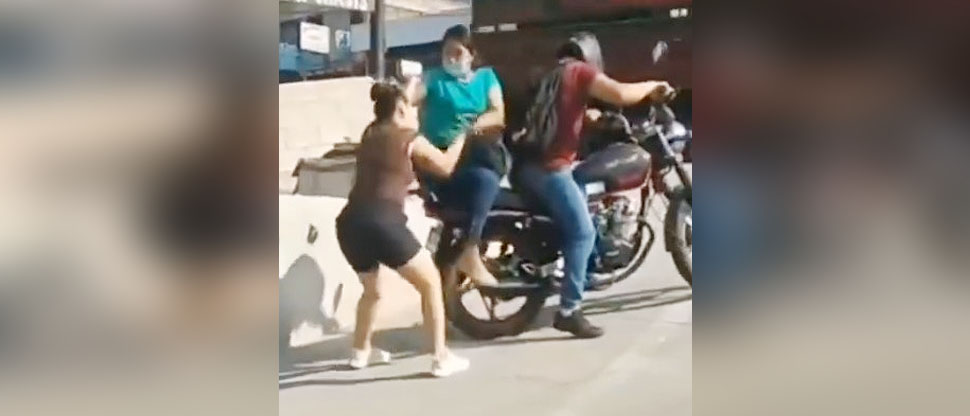 Por el amor de un hombre, mujeres miden sus fuerzas en plena vía pública