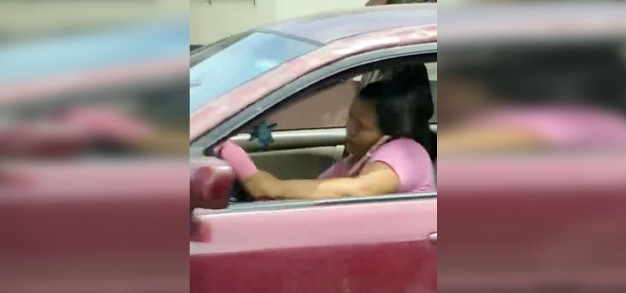Multan a conductora que iba más pendiente de la plática que del volante