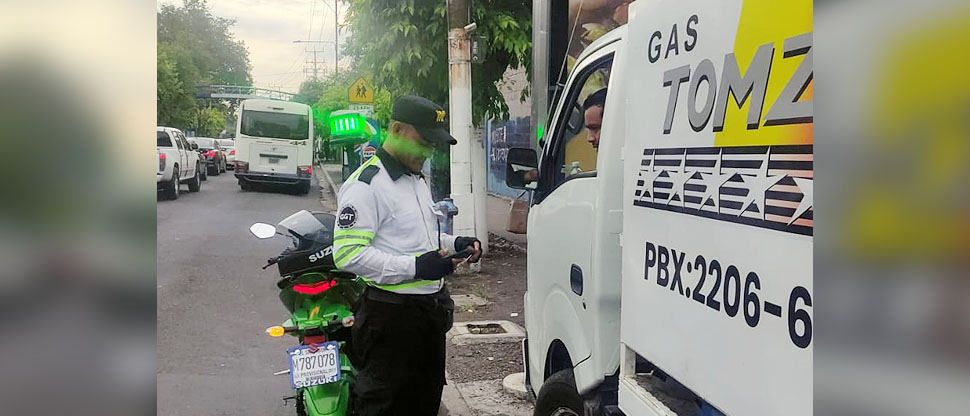 Repartidor de gas andaba más pendiente del celular que del volante