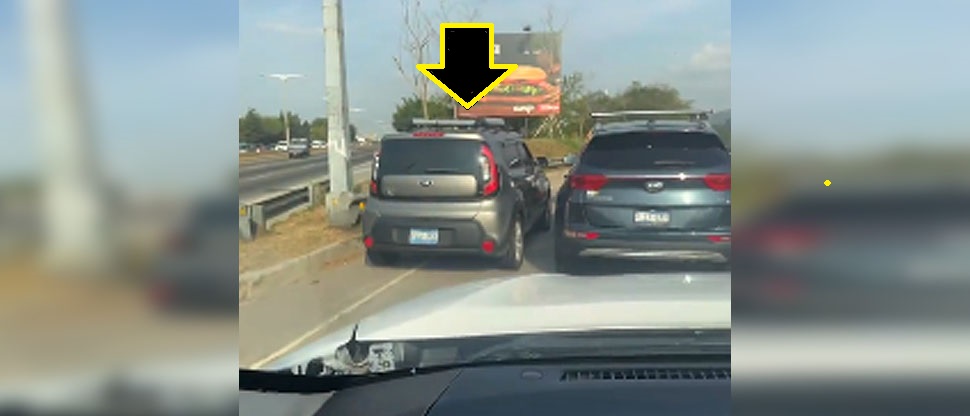 Por “ahorrar” unos segundos de tráfico, conductor pagará más de $170 en concepto de multas