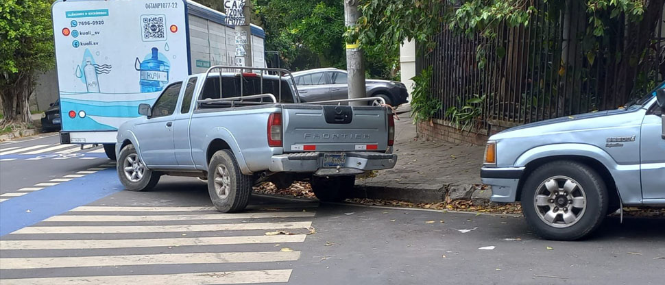 Conductor pagará $140 en concepto de multas por estacionarse en zona prohibida