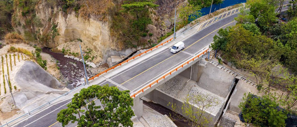 MOP entrega obra de construcción de puente en la avenida el Bálsamo de Soyapango