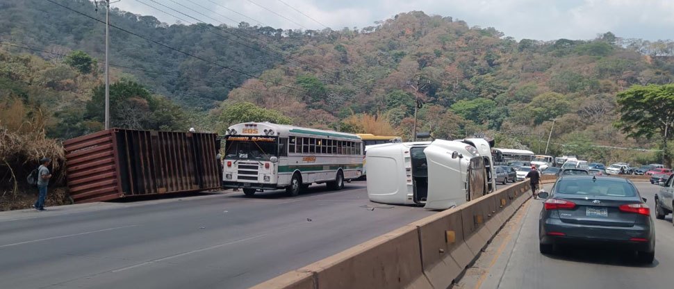 Rastra volcada genera fuerte tráfico en los Chorros
