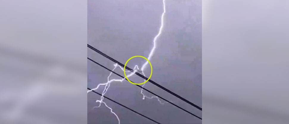 Captan momento cuando rayo impacta un avión comercial en pleno vuelo