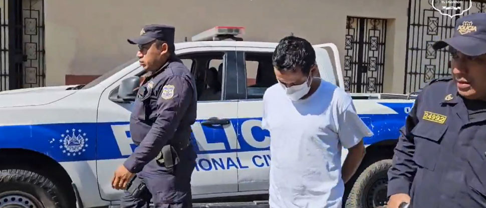 Presentan acusación formal contra hombre quién llevaba en su vehículo a un hombre fallecido